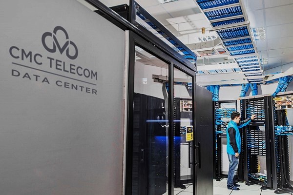  Nhân viên đang kiểm tra trong CMC Data Center